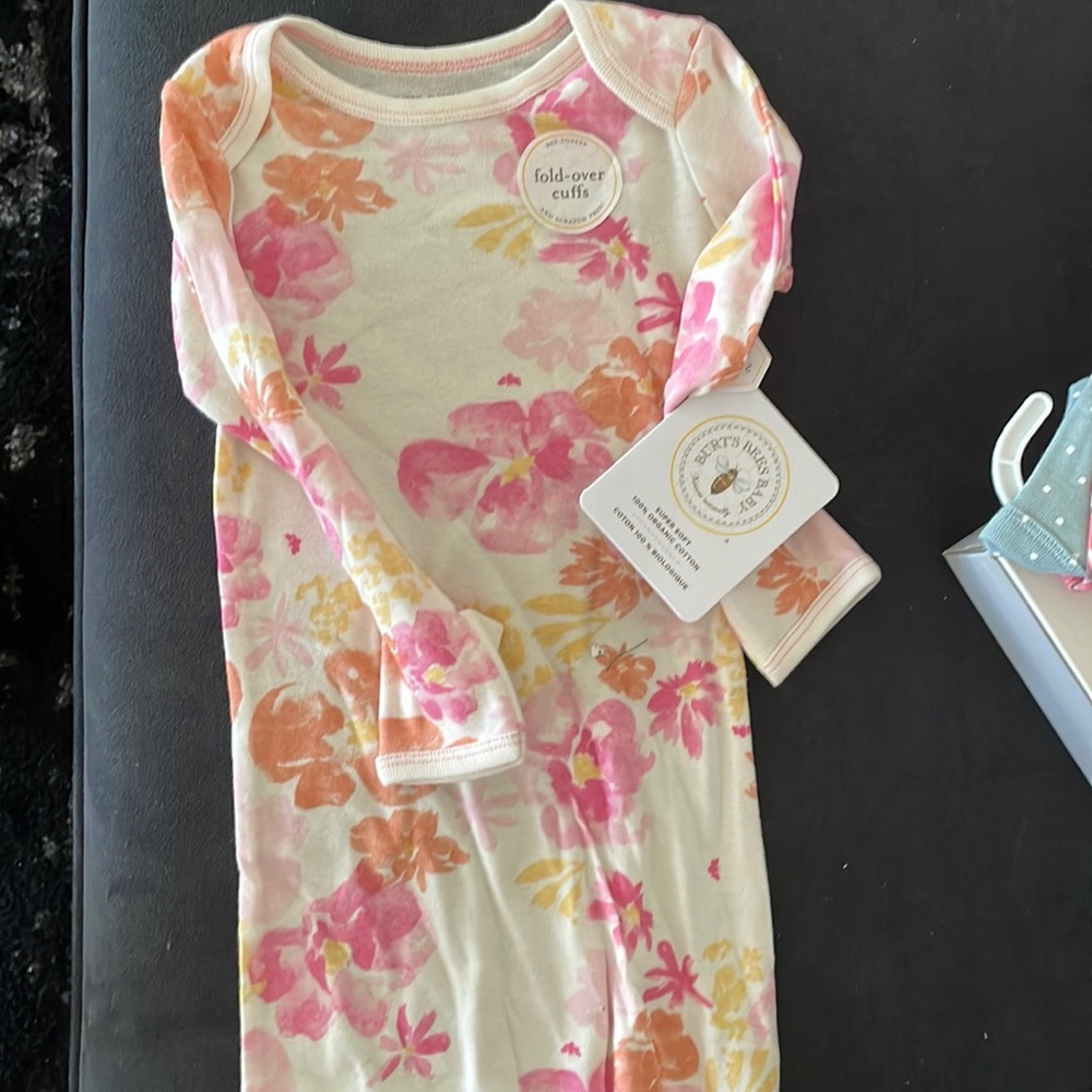 Burt’s Bees gown with hat NWT 0-6M